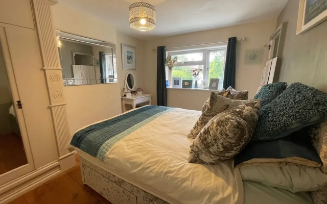 Housesleeps7-parking-garden-fireplace-beachnearby