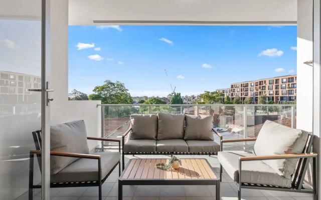 Bright 2-bed Apartment With Balcony & Garage