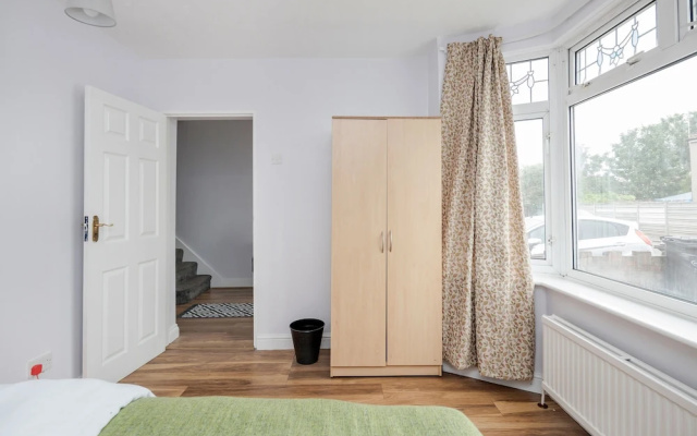 Dagenham Dream House - 4 Bedrooms