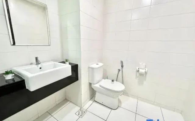 R 1-5Pax Cozy Home SetiaAlam 100mpsWifi&TV Trefoil