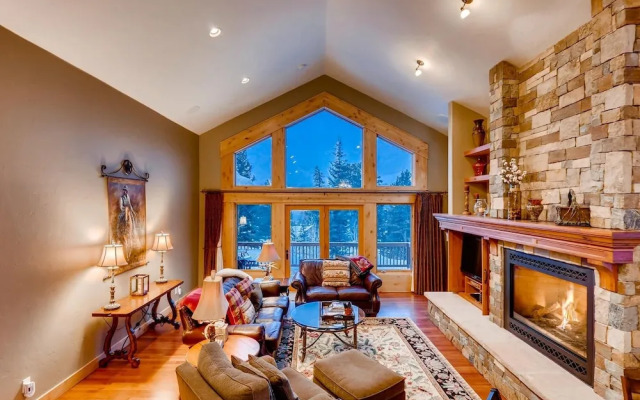 Nangle Woods  4 Bedroom Townhouse by RedAwning