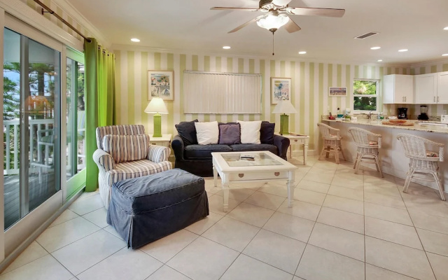 Sunset Villas 4 Awesome Views/2 Balconies/pool/deck/bbq!