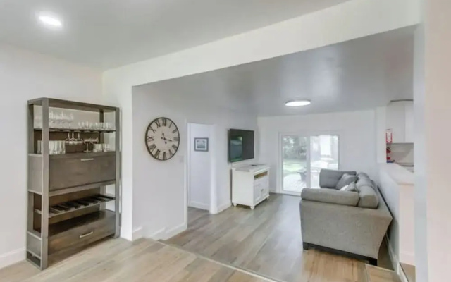 3BR Charming Retreat W & Deck & Wifi