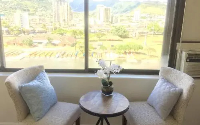 Modern Waikiki Sleek Studio