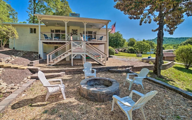 Hayesville Lake Getaway w/ Balcony & Mtn Views!