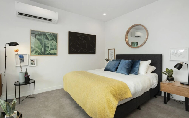 QV Almost New Studio Wynyard - 1013