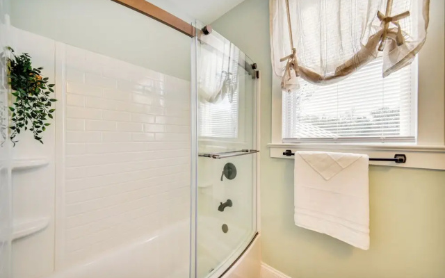 Family-friendly Main St Gloucester Apt w/ Balcony!