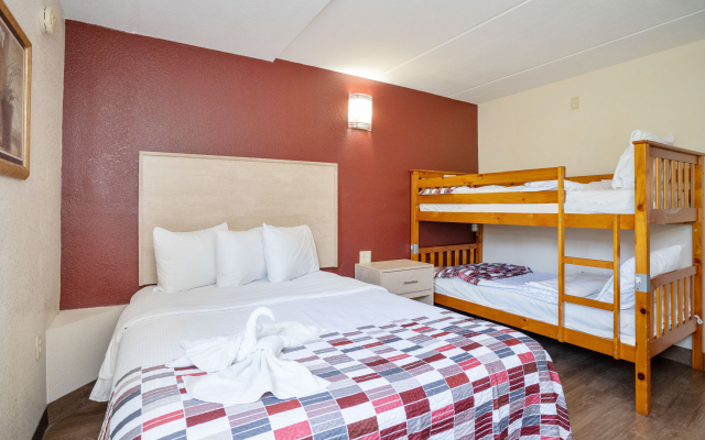 Red Roof Inn & Suites Pigeon Forge - Parkway