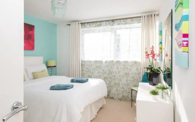Sunny Modern Nr Beach Village w Parking
