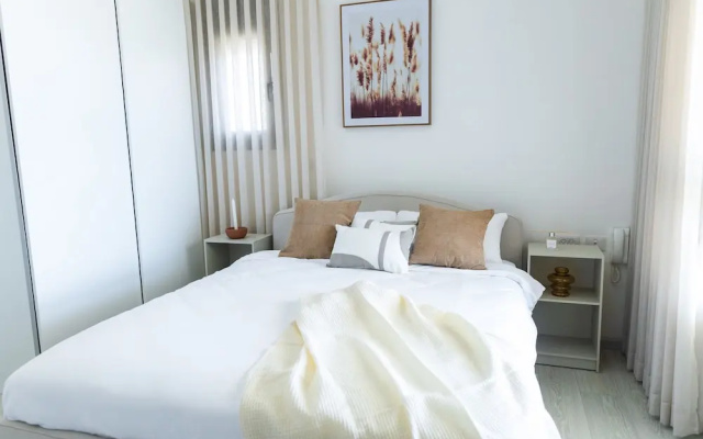SeaFront Luxurious 3 BR Apartment