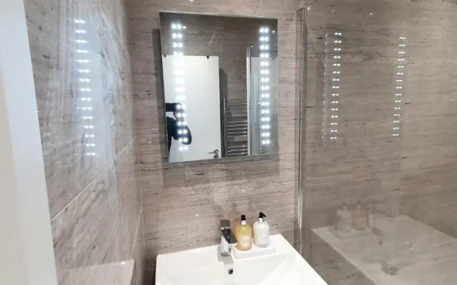 Garland Stylish Apartment 2 In Greater London