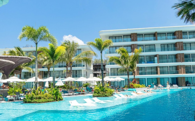 Unit 2303 Beachfront Pool-facing + Sea View