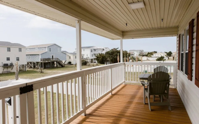 Holden Pattern 4 Bedroom Home by RedAwning