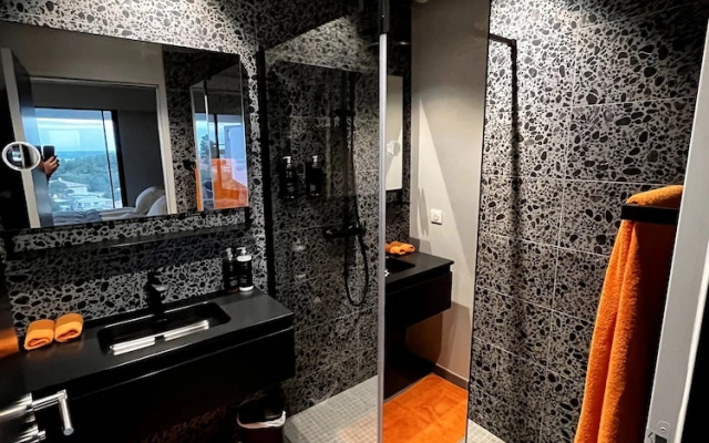 Suite 28