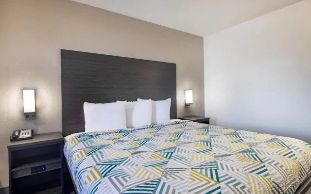 Econo Lodge Inn & Suites