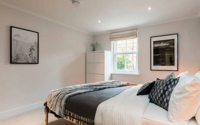 Amazing Designer 2 bed in Barons Court/west Ken