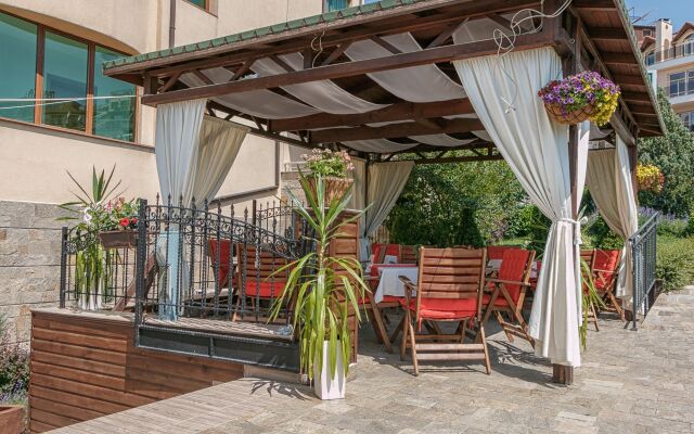 Отель Alexandra Hotel Болгария, Свети Влас - отзывы, цены и фото номеров - забронировать отель Alexandra Hotel онлайн вид на фасад