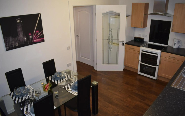 Silverburn new house with free parking and nice garden