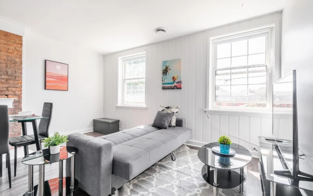 2BR Apt With Netflix - Close to Shopping Parks