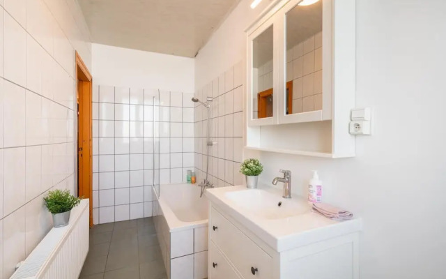 Large Antwerp City Center Apartments2bbkwi-fi