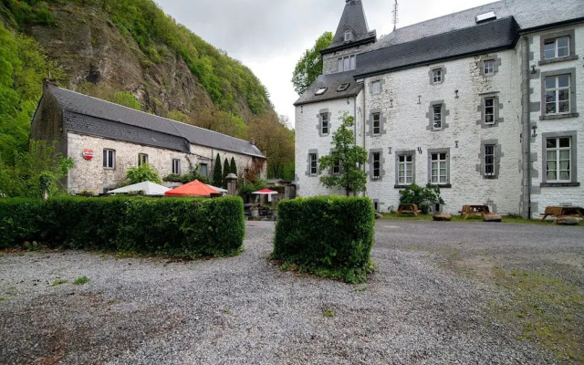 Spacious Apartment in a 16th-century Castle