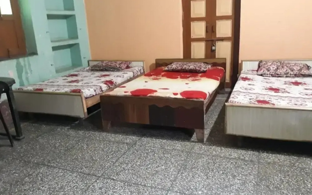 Laxmi Bhawan Dharamshala Mathura by Goroomgo