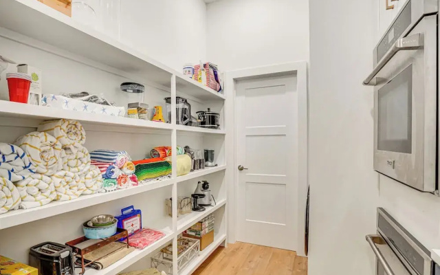 3,200-sq-ft Hideaway 5 Mi to Downtown Sarasota!