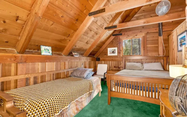 Rustic Knotty Pine - Minutes to the Water!