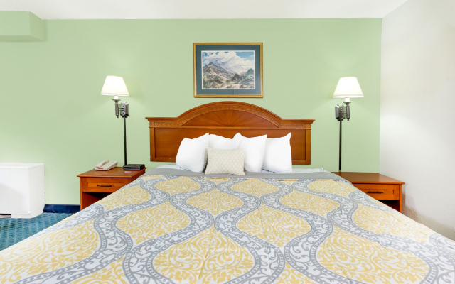 Days Inn by Wyndham Cedar Falls- University Plaza