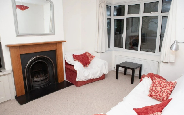Charming 2 Bedroom House Near City Centre