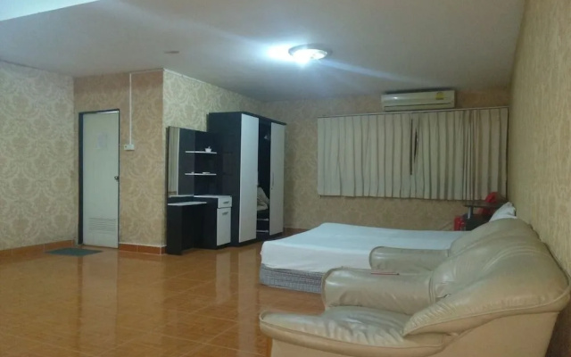 Oyo 75349 CozyRooms at South Pattaya