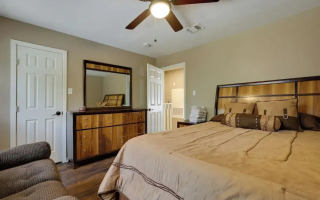 Near Airport & Interstate: Houston Area Townhome