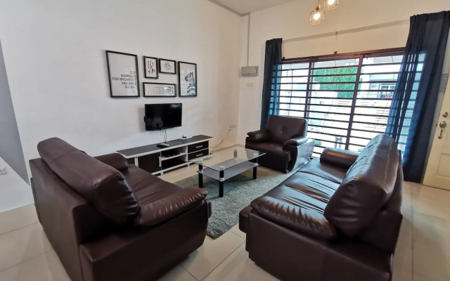 The Woodz Homestay - 2 Storey House