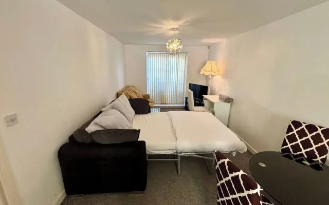 2 Bed Wolverhampton Apartment-sleeps 5