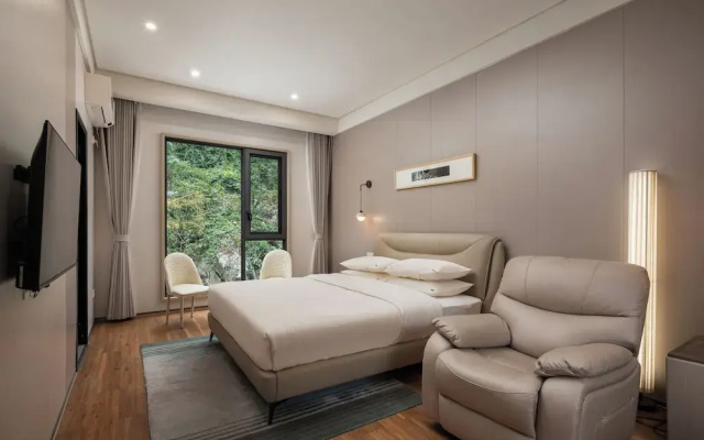 He She Courtyard Free pick-up train station stay 3 nights