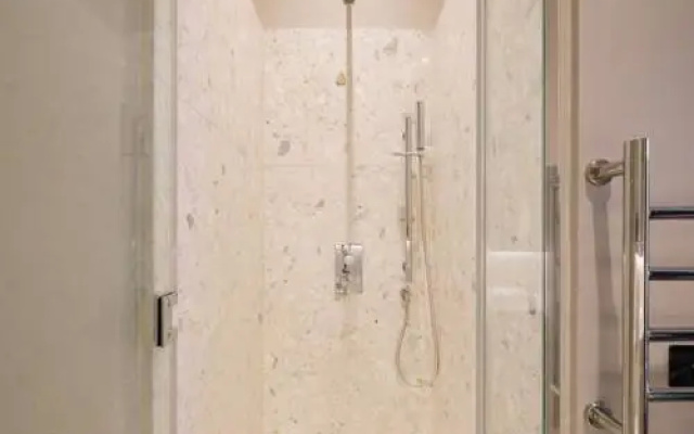 Chill Oxford Street 2Br - Netflix & Natural Light