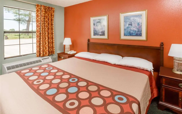 Super 8 by Wyndham Kinder LA