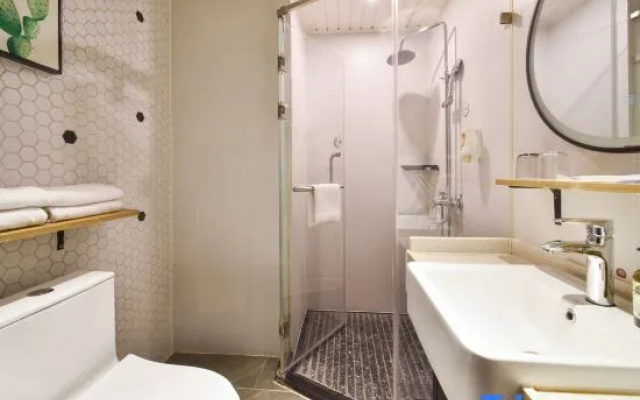 Ginza Inn (Qingdao Golden Beach Xiangjiang Road Subway Station Branch)