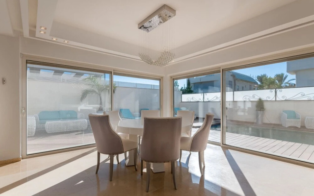 Luxurious Villa with great location