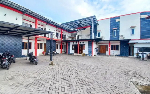 RedDoorz Syariah @ Homestay Bougenville near Taman Alun-Alun Kota Lamongan
