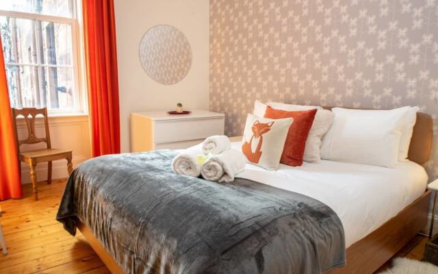Отель Charming 2-bedroom apt in the Heart of West End Глазго комната для гостей