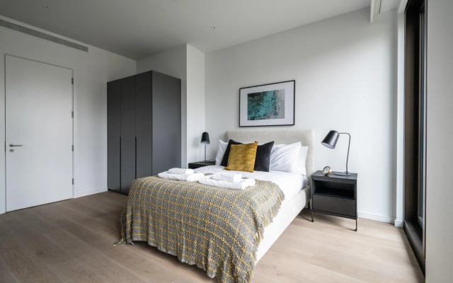 Stylish Studio Apartment with River views in London’s Bustling Docklands