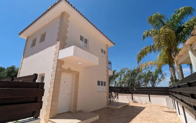 Minas Villa Pool Wifi and Close to Sirena bay