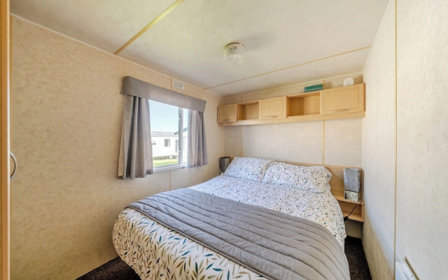 Cayton Bay Caravan for 6, Pet Friendly & Parking
