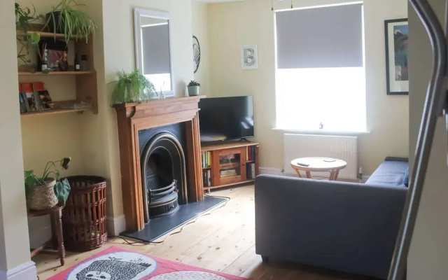 Cheerful 2 Bedroom Family Home With Private Garden