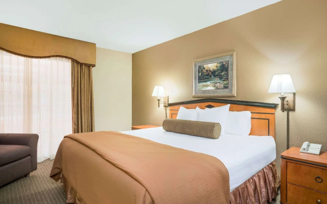 Ramada Plymouth Hotel And Conference Center