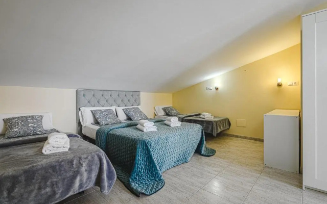 RED Large family apartment, three floors, 10 guests