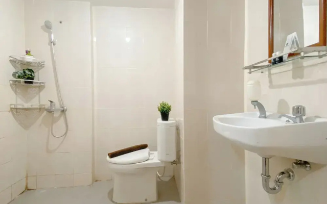 Studio Near Rajawali Station At Amethyst Apartment
