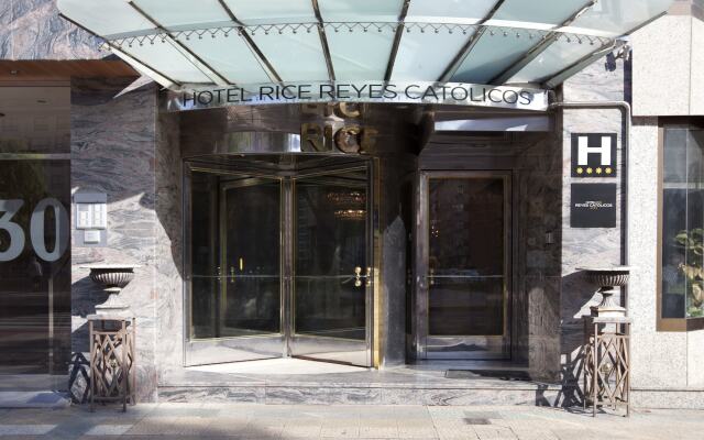 Hotel Rice Reyes Católicos вид на фасад