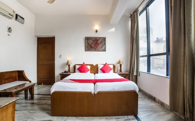 OYO 27041 Hotel Luna Rosa